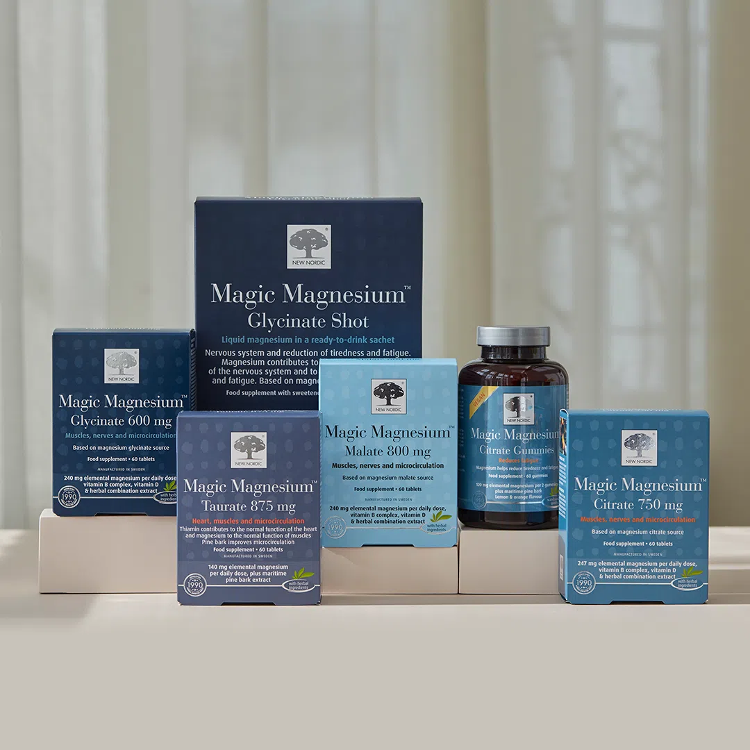 Serie af Magic Magnesium™ produkter med deres blå embelage på en neutral baggrund displayed in blue packaging on a neutral background.