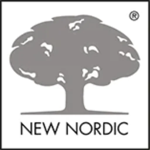 Det nye nordiske logo med et sølvfarvet træ som symbol.