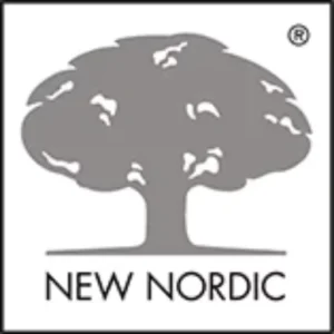 Det nye nordiske logo med et sølvfarvet træ som symbol.