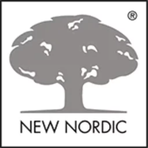 Det nye nordiske logo med et sølvfarvet træ som symbol.