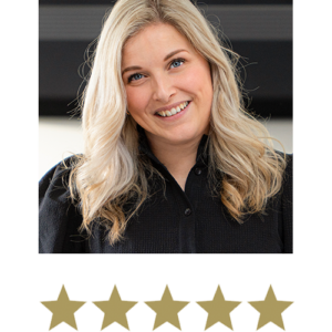 Hair Volume™ 12 Smilende kvinde med femstjernet vurdering, der illustrerer en positiv kundeanmeldelse.