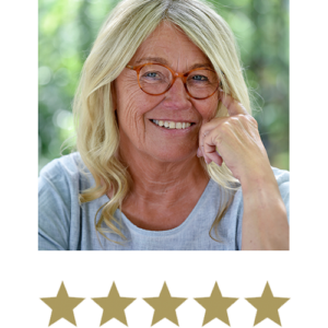 Hair Volume™ 10 Smilende ældre kvinde med briller og femstjernet vurdering, der illustrerer en positiv kundeanmeldelse.