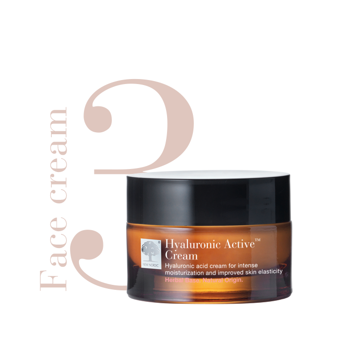 Trin 3: Hyaluronic Active™ øjencreme, der indgår som det tredje trin i en hudplejerutine.