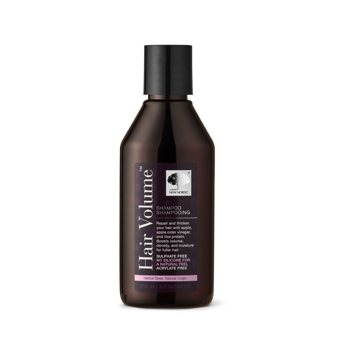 Billede af New Nordic Hair Volume™-shampoo, der reparerer, giver håret mere fylde og fugter det med æble, æblecidereddike og aminosyrer.