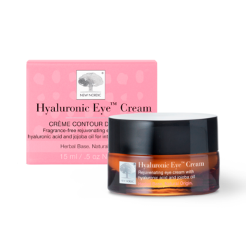 New Nordic Hyaluronic Eye™ Cream med hyaluronsyre og jojobaolie, hjælper med at pleje og fugte huden omkring øjnene.