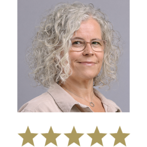 En smilende kvinde med fem stjerner under sig, som symboliserer stor tilfredshed og positive anmeldelser.