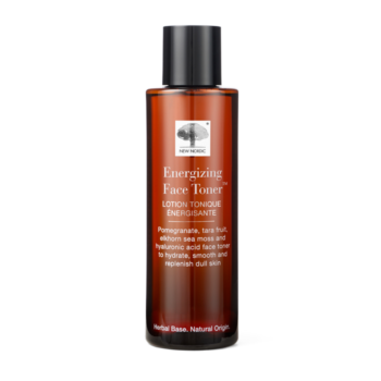 New Nordic Energising Face™ Toner med granatæble, rødalger og hyaluronsyre, der hjælper med at fugte, blødgøre og give huden en frisk glød.