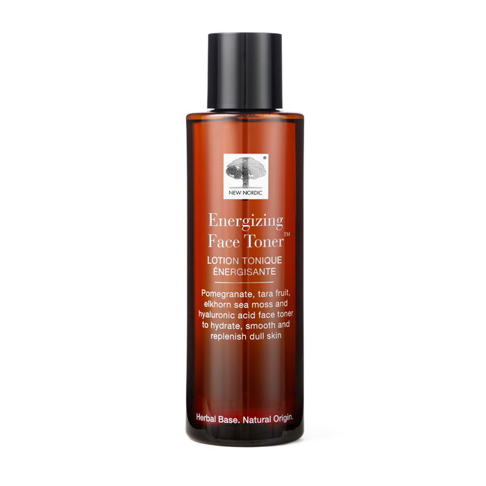 di_webpackshot_energizing_toner_1 New Nordic Energising Face™ Toner med granatæble, rødalger og hyaluronsyre, der hjælper med at fugte, blødgøre og give huden en frisk glød.