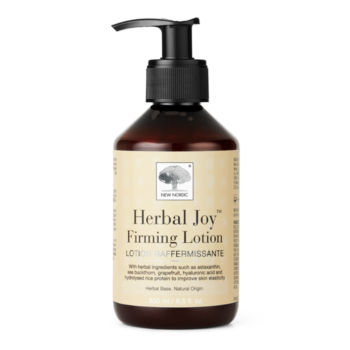 New Nordic Herbal Joy™ Firming Lotion med astaxanthin, havtorn og hyaluronsyre, hjælper med at pleje huden og forbedre hudens elasticitet.