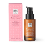 New Nordic Hyaluronic Active™ Serum, der hjælper med at fugte, berolige og give huden et mere løftet og ungdommeligt udseende takket være hyaluronsyre, havtorn og squalan.