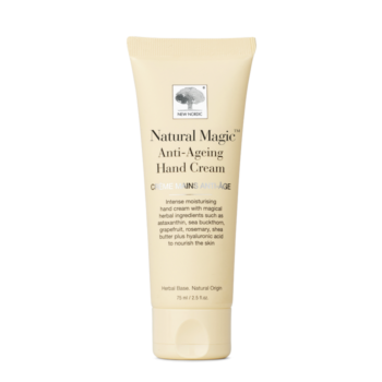 New Nordic Natural Magic™ Anti-Ageing Hand Cream med astaxanthin, havtorn og hyaluronsyre, hjælper med at pleje og fugte hænderne.