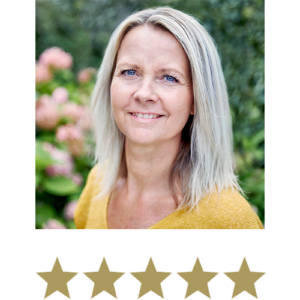 Collagen Filler™ 1 En smilende kvinde med lyst hår foran en grøn baggrund samt fem gyldne stjerner, der angiver en positiv vurdering.