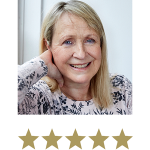 Collagen Filler™ 4 En smilende ældre kvinde med lyst hår og hånden ved nakken samt fem gyldne stjerner, der angiver en positiv vurdering.