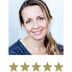 Collagen Filler™ 3 En smilende kvinde med håret sat op i en hestehale samt fem gyldne stjerner, der angiver en positiv vurdering.