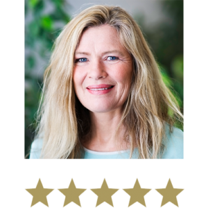 Collagen Filler™ 2 En smilende kvinde med lyst hår foran en sløret grøn baggrund samt fem gyldne stjerner, der angiver en positiv vurdering.