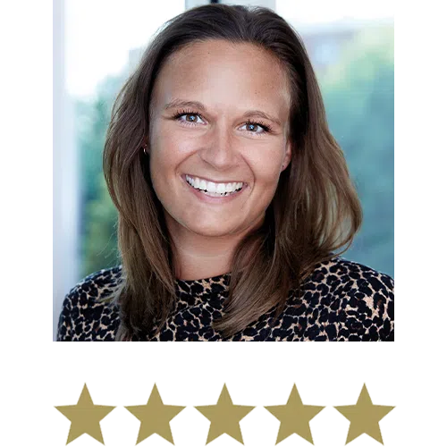 testimonial_slider_pictureswstars_HairVolumeGummies_Kristina En smilende kvinde med fem stjerner under billedet.