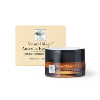 New Nordic Natural Magic™ Amazing Eye Cream fugter, opstrammer og beskytter huden omkring øjnene med hyaluronsyre, havtorn, solsikkeolie, E-vitamin og granatæble.