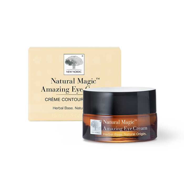 S-Beauty by New Nordic® – Skønhed i sin reneste form 4 New Nordic Natural Magic™ Amazing Eye Cream fugter, opstrammer og beskytter huden omkring øjnene med hyaluronsyre, havtorn, solsikkeolie, E-vitamin og granatæble.