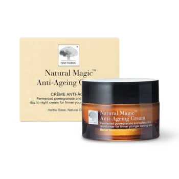 New Nordic Natural Magic™ Anti-Ageing Cream fugter, opstrammer og udglatter huden samt mindsker synligheden af rynker med granatæble, astaxanthin og solsikkeolie.