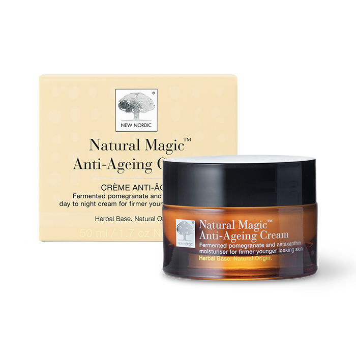 S-Beauty by New Nordic® – Skønhed i sin reneste form 3 New Nordic Natural Magic™ Anti-Ageing Cream fugter, opstrammer og udglatter huden samt mindsker synligheden af rynker med granatæble, astaxanthin og solsikkeolie.