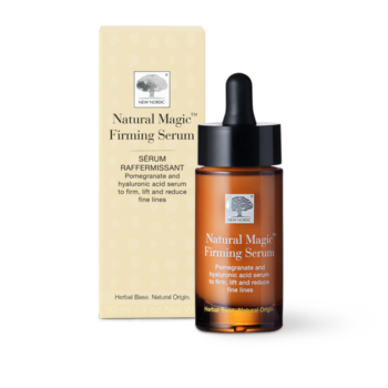 New Nordic Natural Magic™ Firming Serum strammer huden op, løfter den og mindsker synligheden af fine linjer med granatæble, hyaluronsyre og havtorn.