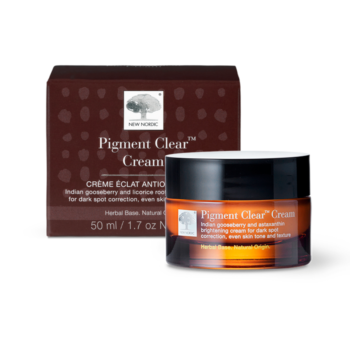New Nordic Pigment Clear™ Cream hjælper med at udjævne hudtonen og pleje huden med hyaluronsyre, solsikkeolie, kløver, lakridsrod, indisk stikkelsbær, morbær og astaxanthin.