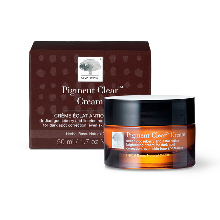 I_webpackshot_pigmentclear_cream New Nordic Pigment Clear™ Cream hjælper med at udjævne hudtonen og pleje huden med hyaluronsyre, solsikkeolie, kløver, lakridsrod, indisk stikkelsbær, morbær og astaxanthin.
