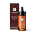 New Nordic Pigment Clear™ Serum hjælper med at udjævne hudtonen og pleje huden med hyaluronsyre, sheasmør, solsikkeolie og planteekstrakter.