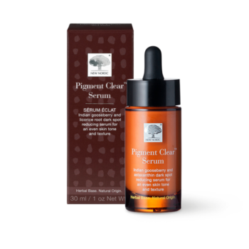 New Nordic Pigment Clear™ Serum hjælper med at udjævne hudtonen og pleje huden med hyaluronsyre, sheasmør, solsikkeolie og planteekstrakter.