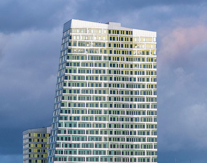 Moderne bygning med spejlvinduer
