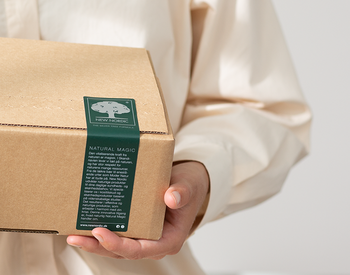En person, der holder en »New Nordic«-pakke.