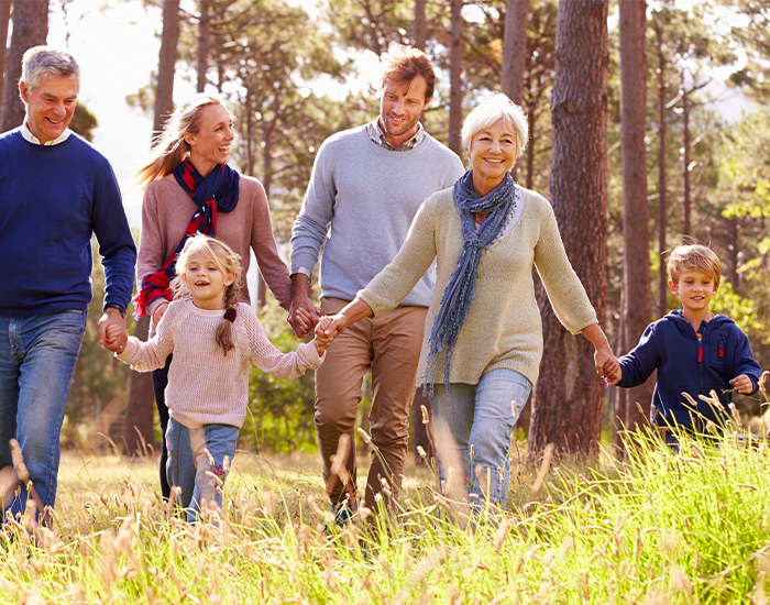 En familie, der går en tur sammen i naturen.