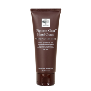 New Nordic Pigment Clear™ håndcreme hjælper med at udjævne hudtonen og pleje hænderne med solsikkeolie, indisk stikkelsbær, morbær og astaxanthin.