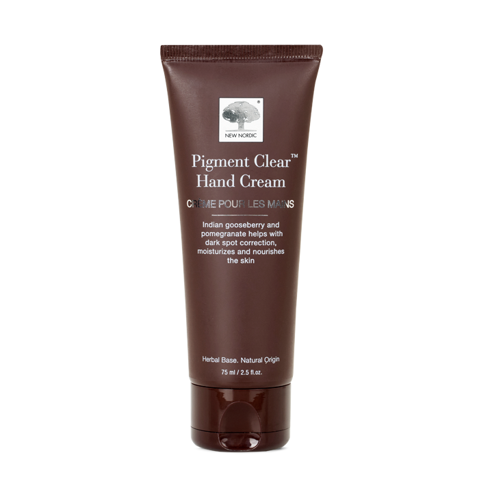 di_webpackshot_pigmentclear_handcream_UK New Nordic Pigment Clear™ håndcreme hjælper med at udjævne hudtonen og pleje hænderne med solsikkeolie, indisk stikkelsbær, morbær og astaxanthin.
