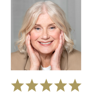 Natural Magic™ Anti-ageing Cream 5 En smilende kvinde med fem stjerner under billedet.