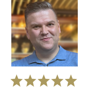 Natural Magic™ Amazing Eye Cream 3 En mand, der smiler, med fem stjerner vist nedenunder.