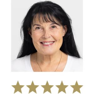 Natural Magic™ Anti-ageing Cream 4 En smilende kvinde med fem stjerner under billedet.