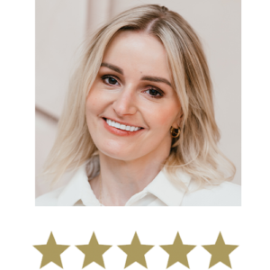 Natural Magic™ Firming Serum 6 En smilende kvinde med fem stjerner under billedet.
