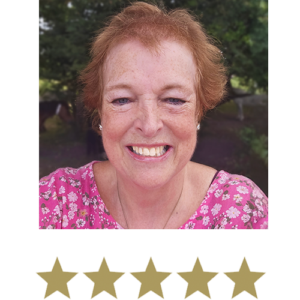 Natural Magic™ Firming Serum 3 En smilende kvinde med fem stjerner under billedet.