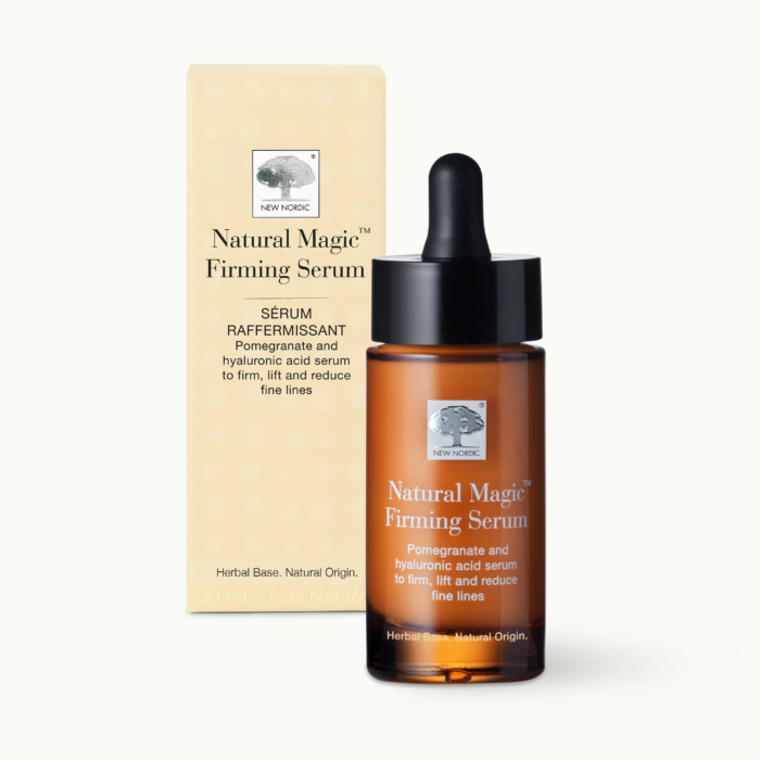 w_NaturalMagicFirmingSerum_Front_INT_Tile1 Forsiden af emballagen til Natural Magic™ Firming Serum.
