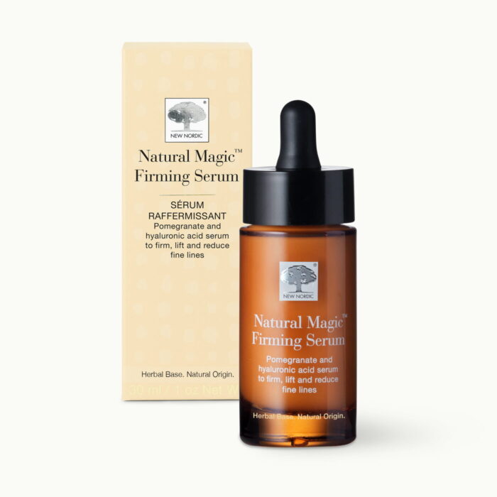 w_NaturalMagicFirmingSerum_Front_INT_Tile1 Forsiden af emballagen til Natural Magic™ Firming Serum.