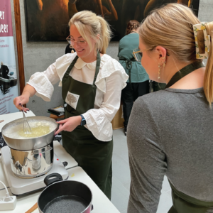Urteskole 25 En kvinde, der eksperimenterer med urter ved et arrangement på en urteskole.