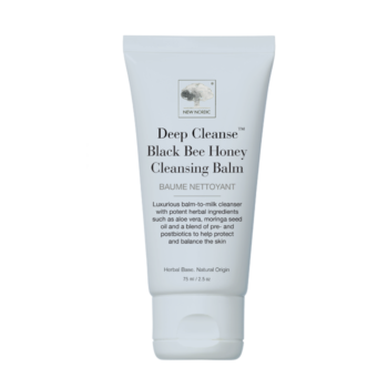 New Nordic Deep Cleanse™ Black Bee Honey Cleansing Balm med honning, aloe vera og moringa hjælper med at opretholde en afbalanceret hud.