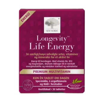 New Nordic Longevity Life Energy™ multivitamin med 36 udvalgte urter, vitaminer og mineraler, hvor vitamin B6, B12 og magnesium bidrager til et normalt energistofskifte og til at mindske træthed og udmattelse.