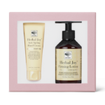 Gavesæt med New Nordic Herbal Joy™ Anti-Ageing håndcreme og opstrammende lotion, der hjælper med at pleje, fugte og blødgøre huden.