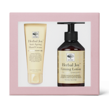 Gavesæt med New Nordic Herbal Joy™ Anti-Ageing håndcreme og opstrammende lotion, der hjælper med at pleje, fugte og blødgøre huden.
