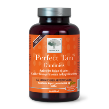 New Nordic Perfect Tan Gummies™ med kobber, zink og planteekstrakter, hvor kobber bidrager til normal hudpigmentering og hjælper med at forberede huden på solen.