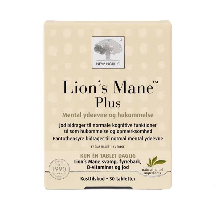 di_webpackshot_lionsmane_30_dk New Nordic Lion’s Mane™ Plus indeholder løvehale-svamp, fyrrebark, B-vitaminer og jod, hvor jod bidrager til normale kognitive funktioner som hukommelse og opmærksomhed, og pantothensyre bidrager til normal mental ydeevne.