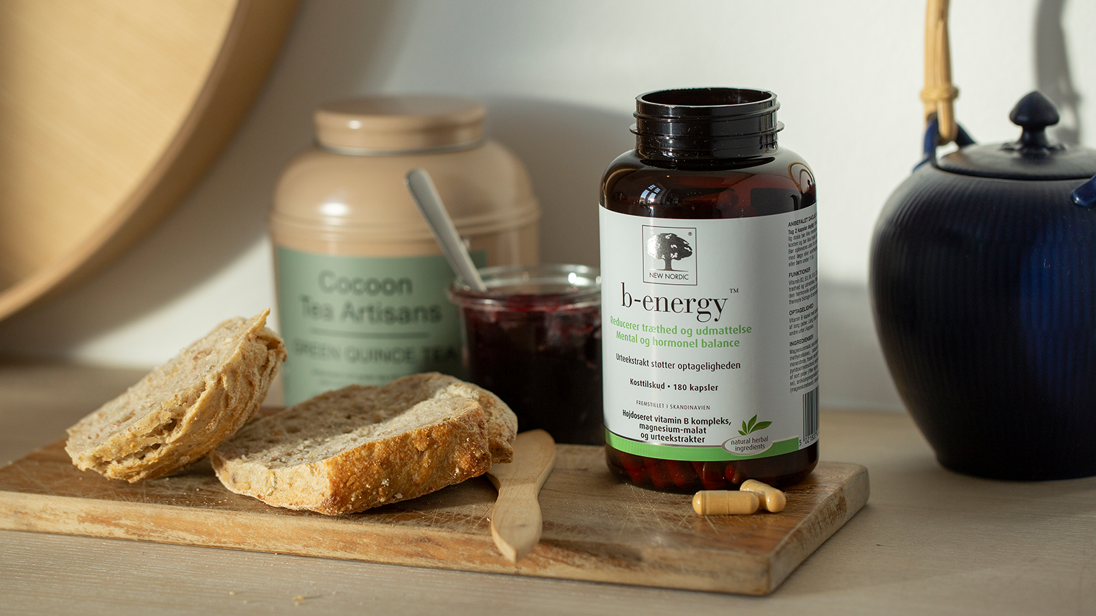 New Nordic B-Energy™ med kapsler ved siden af morgenmad med brød og marmelade.