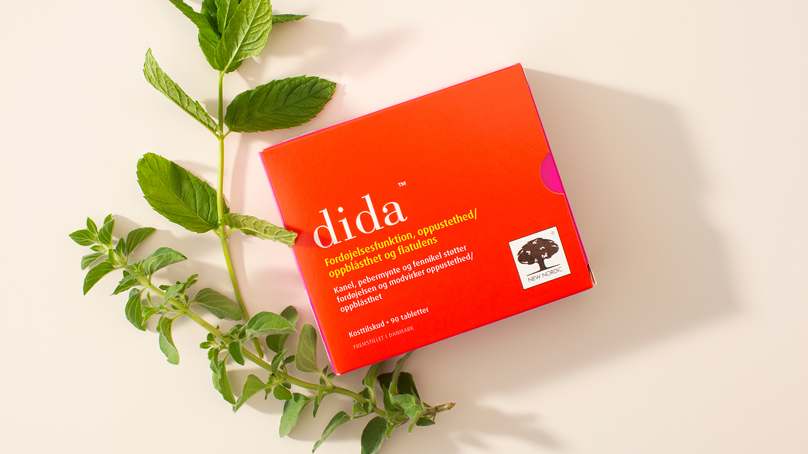 New Nordic Dida™ med friske mynte- og oreganokviste på lys baggrund.